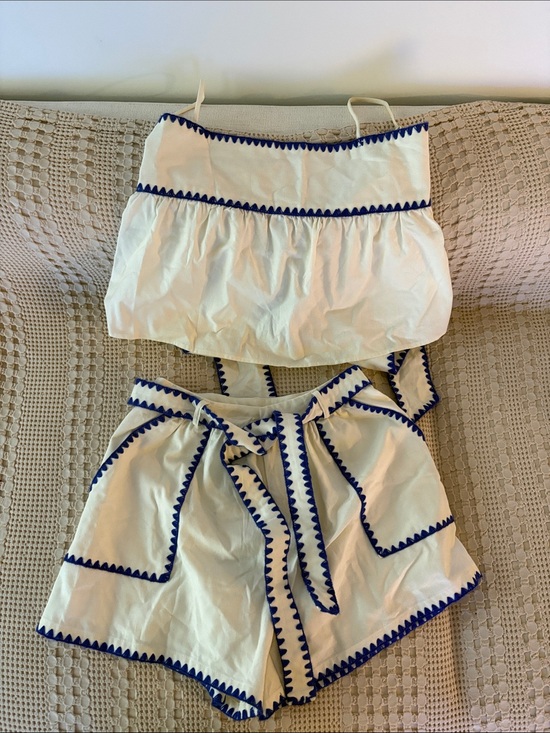 En Saison Pants - En Saison White High-Waist Shorts with Navy Trim